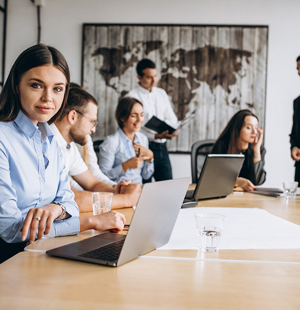 Equipo trabajando en estrategias de crecimiento